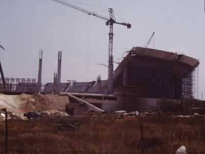 Il progetto esecutivo fu consegnato l'8 luglio 1987 e l'edificazione venne assegnata il 12 settembre al Consorzio "Stadium"...